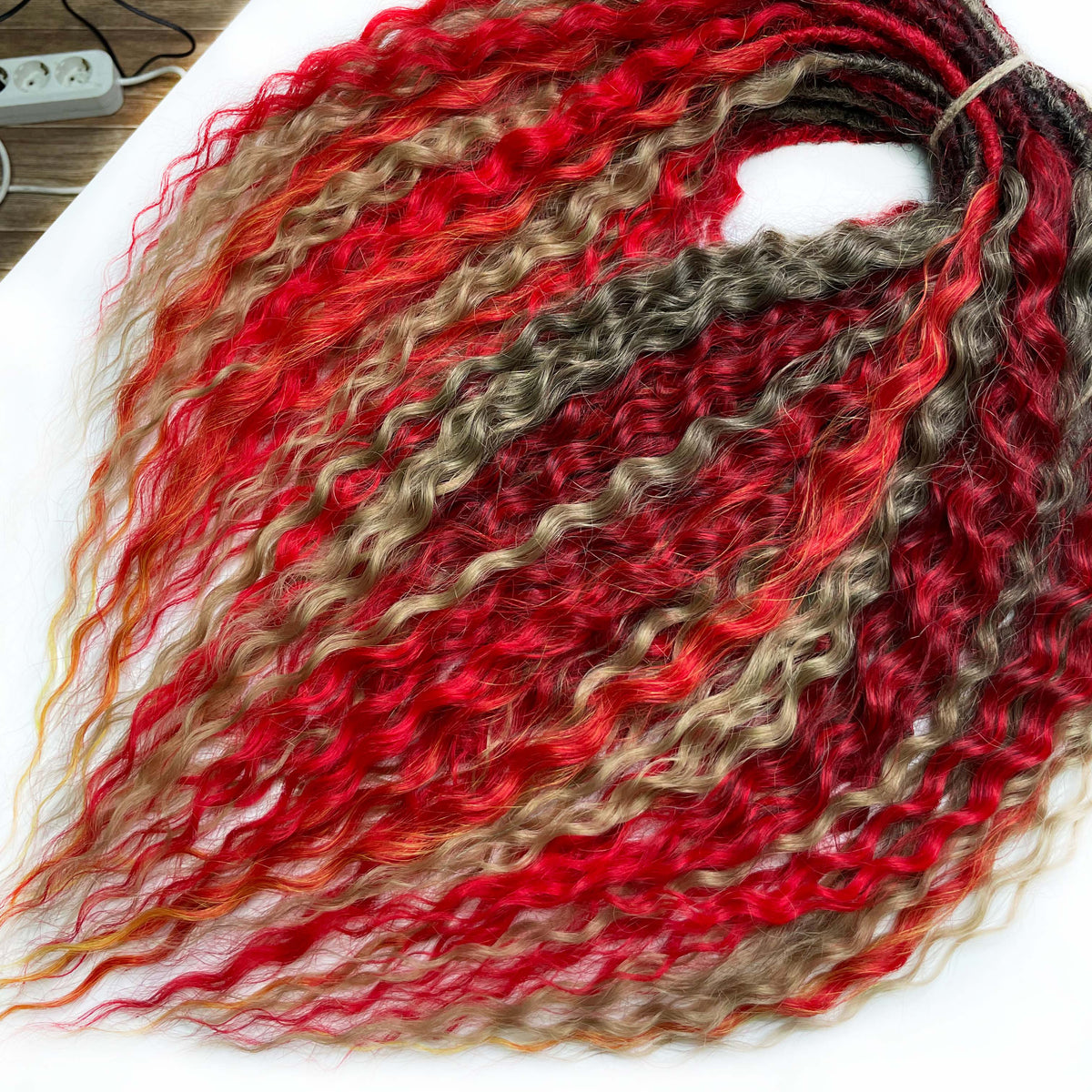 DE Curl dreads Mix 1B/red/T4/22 STOCK 60 cm